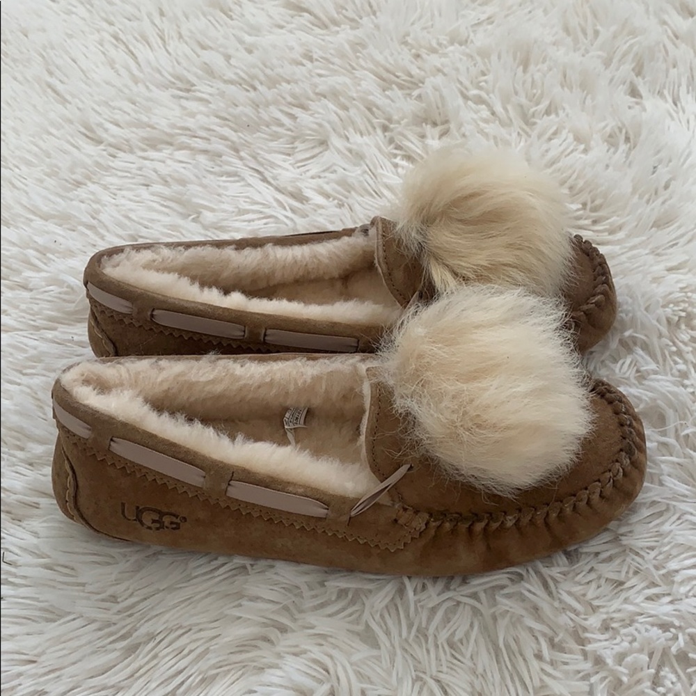 authentic UGG Dakota Pom Pom Moccasins - Picture 2 of 8
